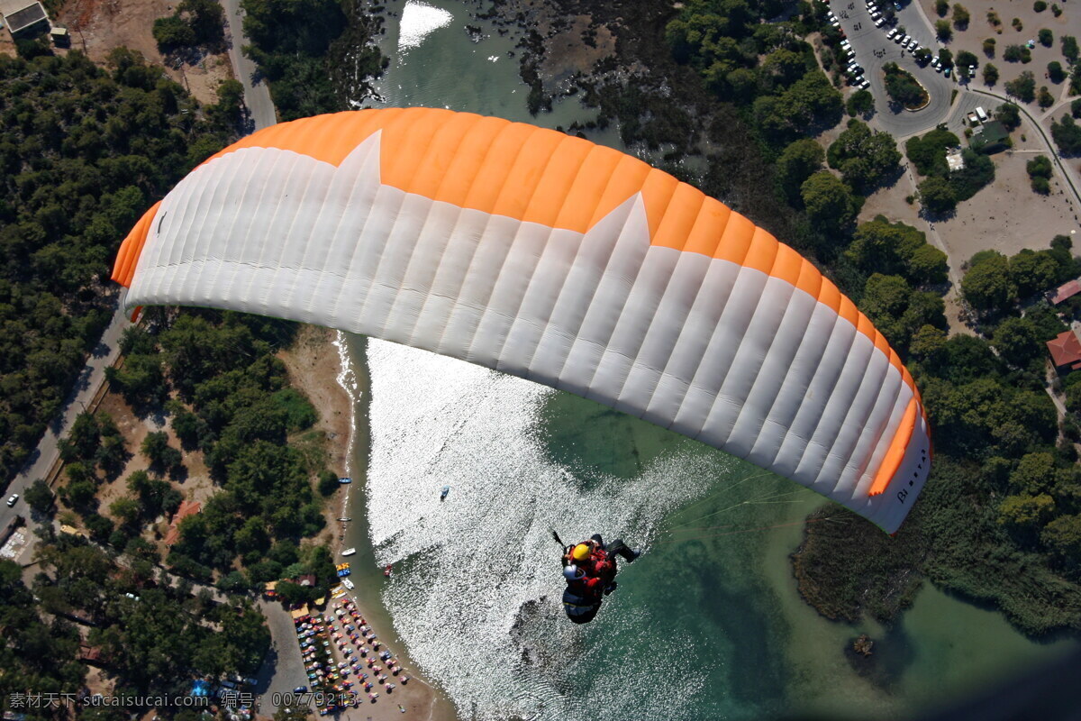 滑翔伞运动 滑翔伞 运动 降落伞 山峰 山峦 溪流 山水 高空运动 极限运动 体育 户外运动 体育运动 文化艺术