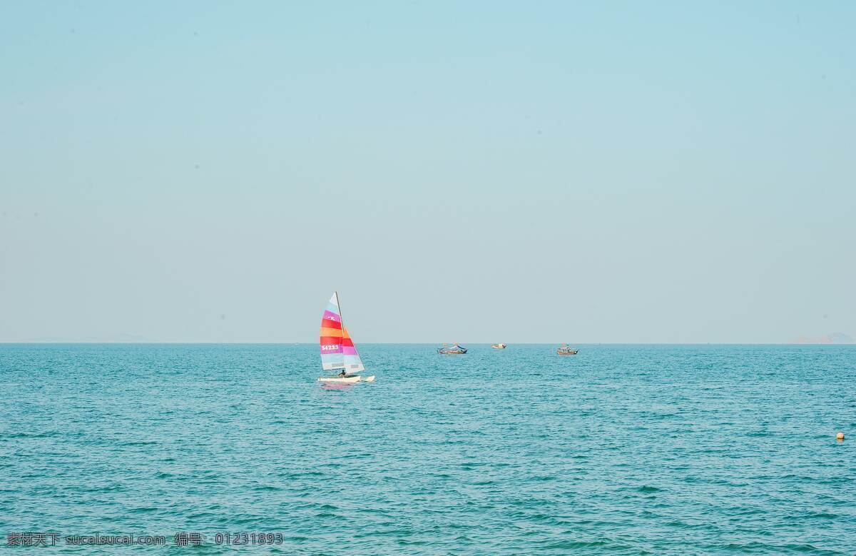 蓝色 大海 中 彩色 帆船 蓝色大海 彩色帆船 纯净大海 天空 蓝色天空 蔚蓝色 浅蓝色 自然景观 自然风景