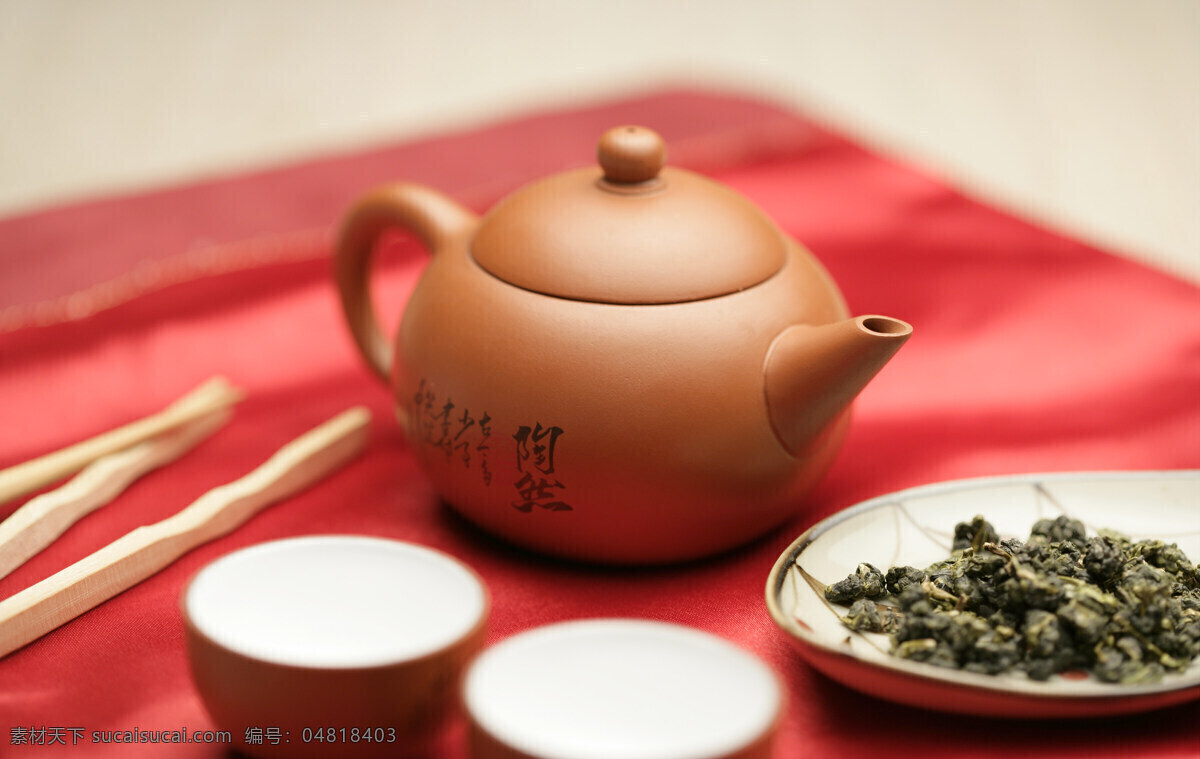 泡茶 引茶 烏龍茶茶葉 烏龍茶 茶葉 紅桌布 茶壺 茶杯 飲茶文化 飲料酒水 餐飲美食