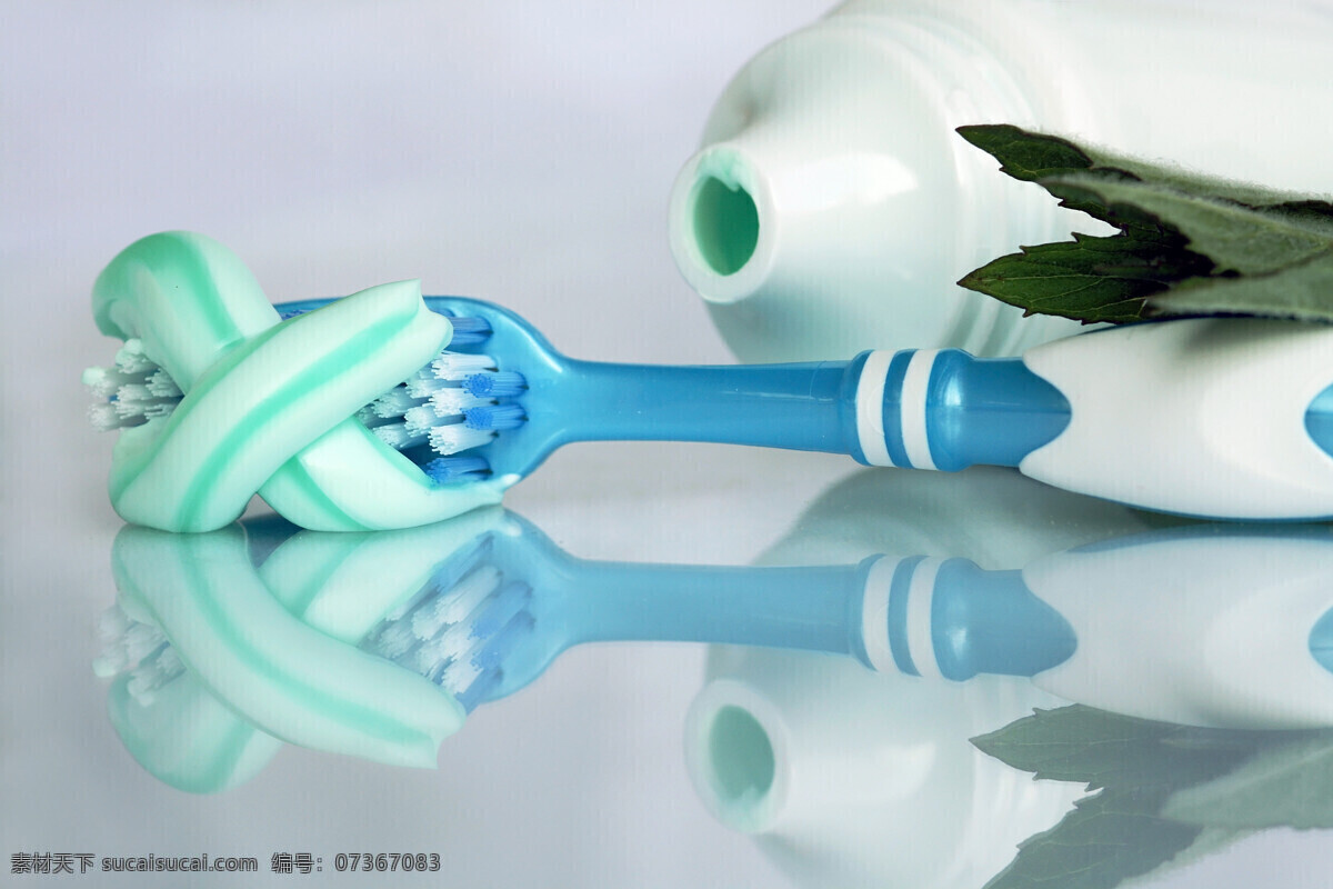 牙刷 上 牙膏 洗化用品 藍色 生活百科 其他類別 青色 天藍色