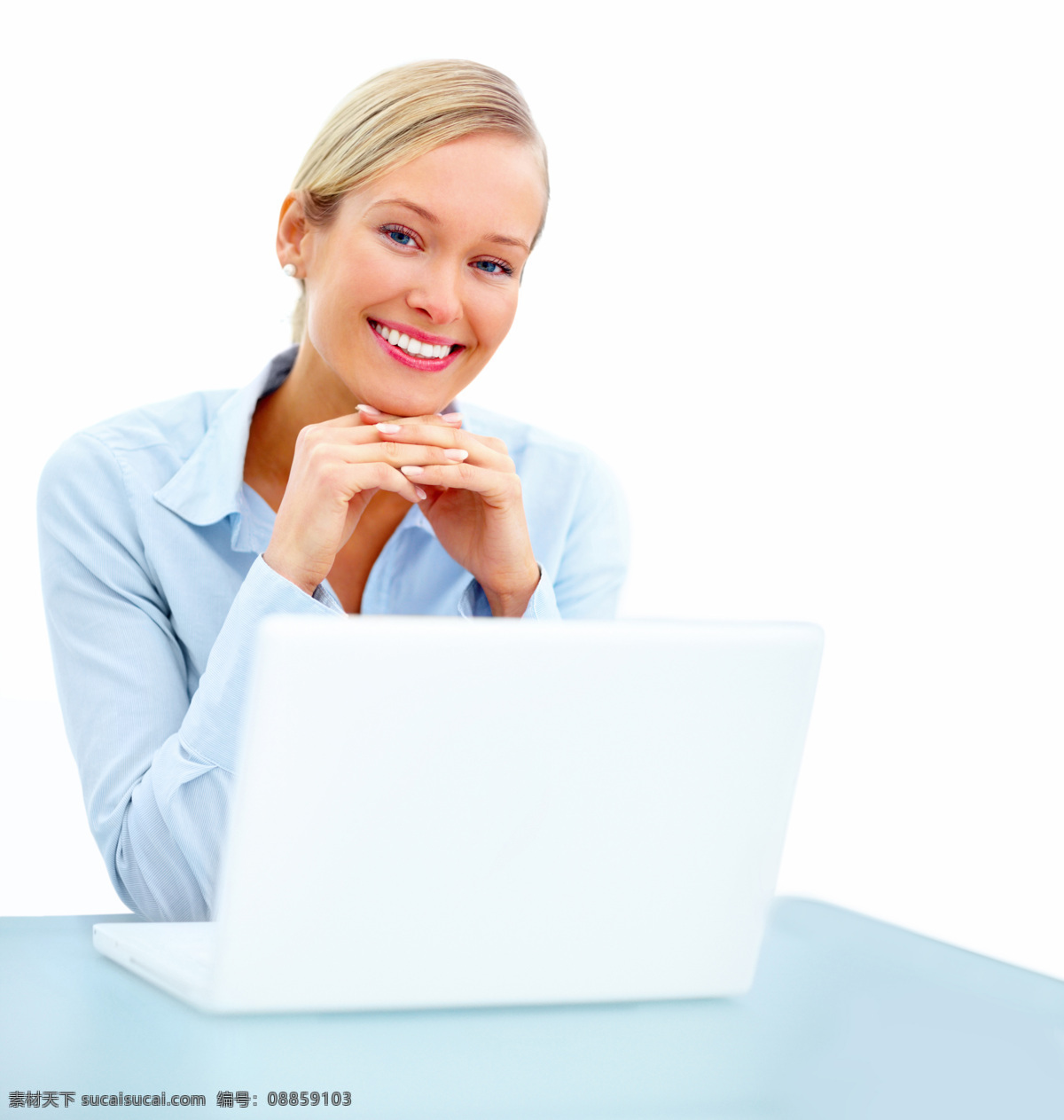 坐在 笔记本 电脑 前 外国 商务 女性 人物 女人 外国女人 美女 职业女性 白领 手势 手托腮 看 注视 微笑 坐着 笔记本电脑 白色笔记本 上网 玩电脑 高清图片 商务人士 人物图片
