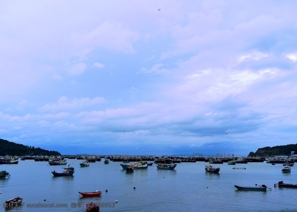 海洋渔船图片 海洋渔船 海洋 渔船 渔船靠岸 蓝天白云 航海 渔民 船泊 大海 自然景观 自然风景