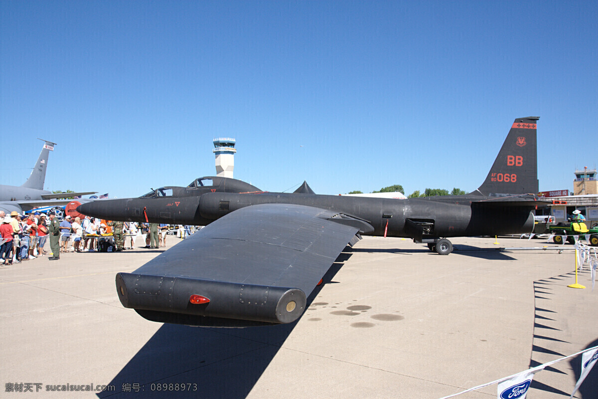 军用 飞机图片 地面 观众 黑色 军事武器 现代科技 展览 军用飞机 高空侦察机 装饰素材 展示设计
