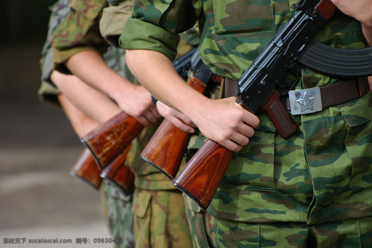 手 握 冲锋枪 士兵图片 军事主题 军人 士兵 战士 枪支 武器 军事武器 现代科技