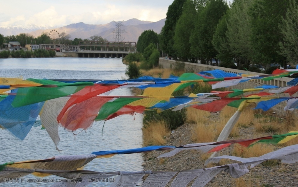 拉萨河 经幡 西藏 拉萨 河边 桥上 自然景观 自然风景