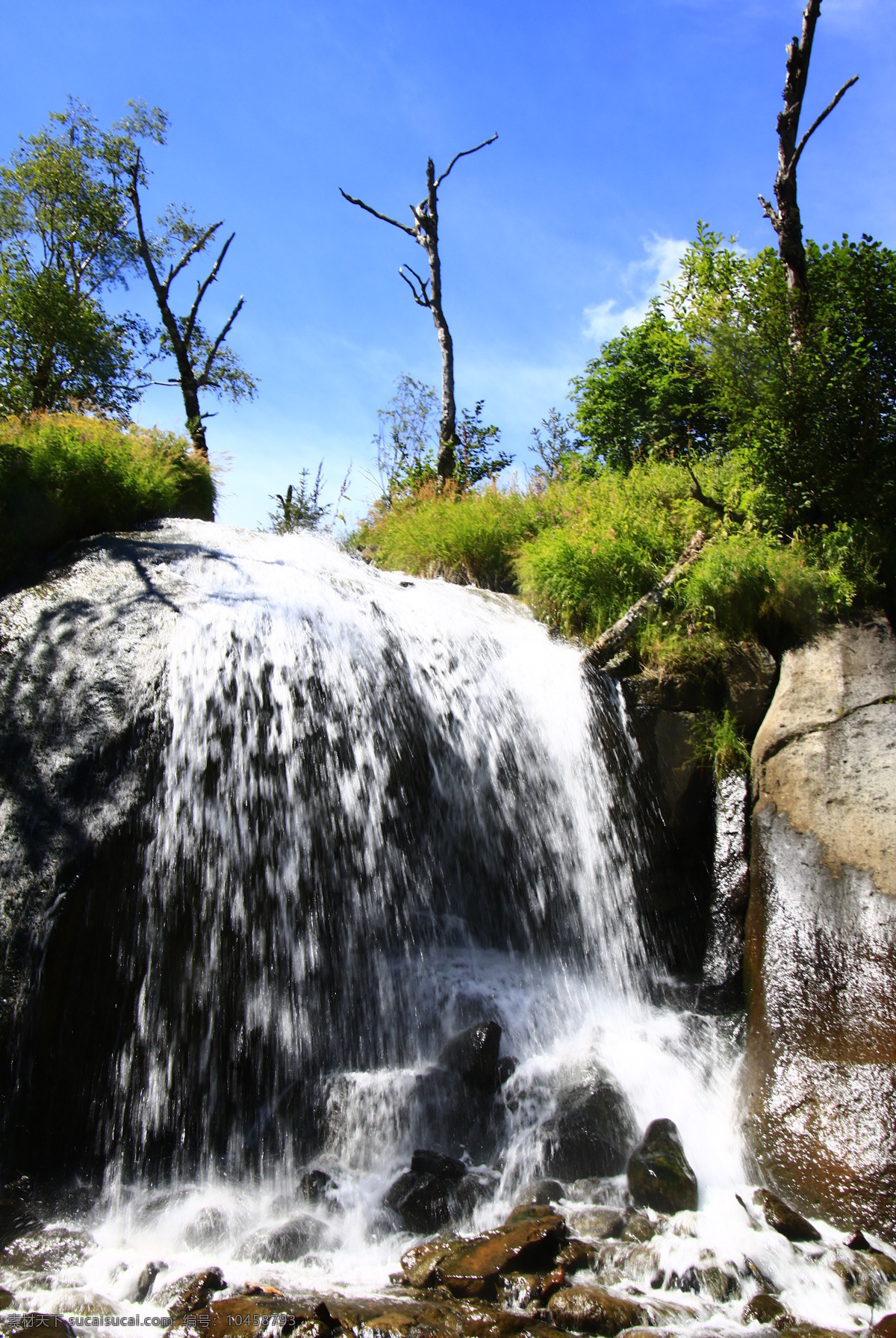 山泉 瀑布 水花 樹木 山巒 泉水 天空 山區(qū)風光 自然景觀 山水風景