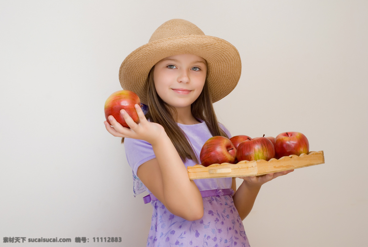 手 苹果 外国 小女孩 外国儿童 可爱 戴帽子 女生 端着苹果 红苹果 生活人物 人物图库 儿童图片 人物图片