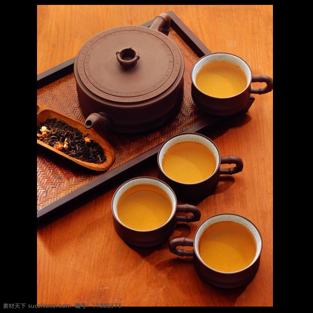 雅致 风格 褐色 茶具 产品 实物 茶壶 产品实物 木制夹子 木制桌子 深色茶水