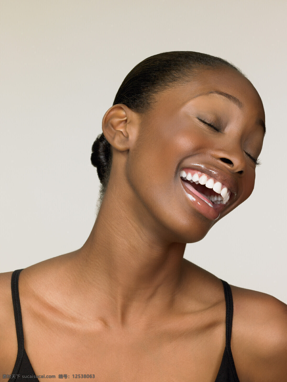 开心 大笑 黑人 女性 时尚青年 女人 性感美女 模特 黑人女性 开心笑容 美女图片 人物图片