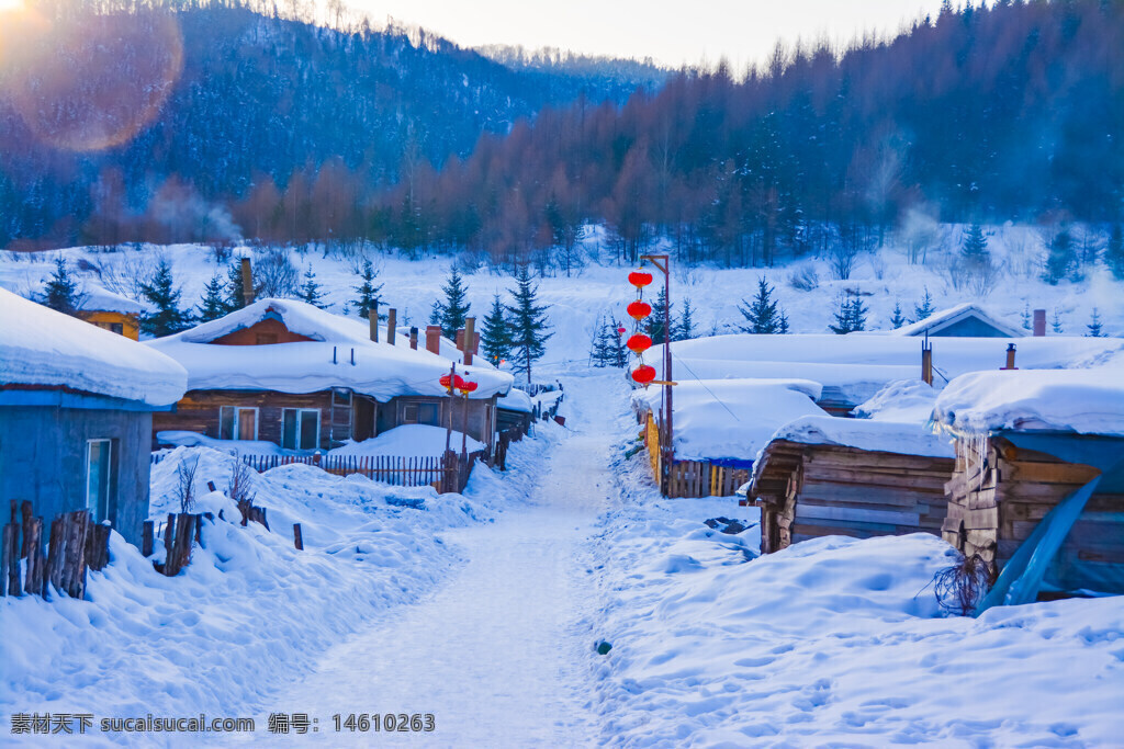 鄉(xiāng)村 寧靜 冬季 自然風(fēng)光 白雪覆蓋 木屋 紅燈籠 小路 藍(lán)天 樹木 山林 雪景 靜謐
