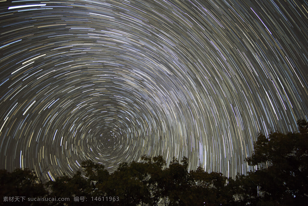 星轨 夜空 星星轨迹 螺旋图案 摄影 自然风景 天文现象 长曝光 银河 夜晚 树木剪影 静谧夜景 宇宙美景