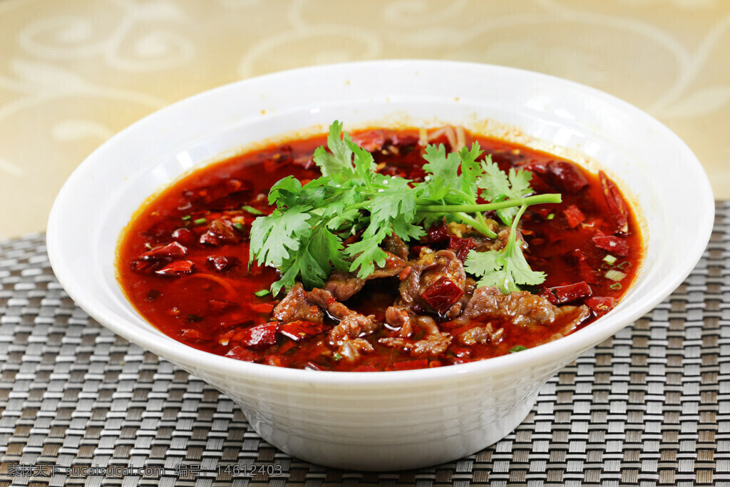水煮牛肉 红油 香辣 中餐 美食 川菜 牛肉 辣椒 香菜 传统菜肴 辣味 家常菜 火锅风味 麻辣 汤汁