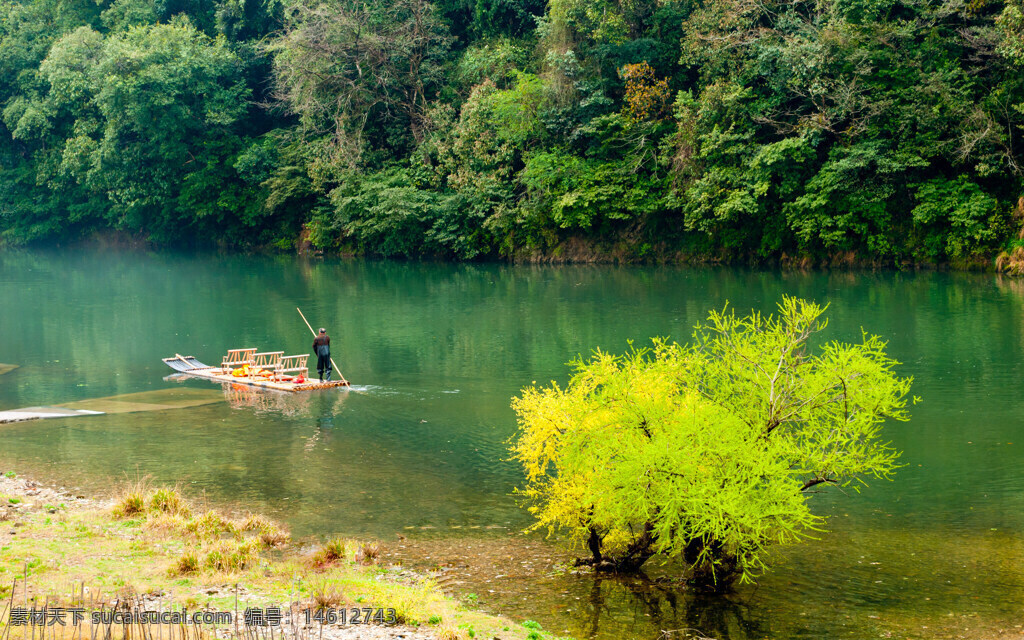 茂密森林 寧?kù)o湖面 小船劃槳 自然風(fēng)景 綠色植被 湖泊倒影 清新環(huán)境 生態(tài)保護(hù) 樹(shù)木蔥郁 春季景色 湖中孤樹(shù) 悠閑時(shí)光 自然寧?kù)o 風(fēng)景如畫(huà)