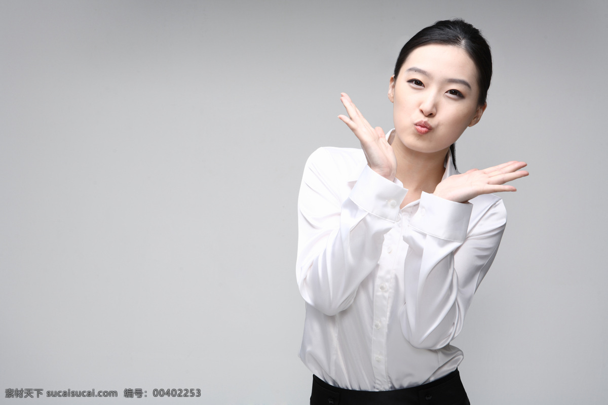 飞吻 手势 可爱 商务 美女图片 女性 女人 人物 商务女性 成功女人 白领 美女 职业女性 职场 衬衫 职业装 嘟起嘴 摄影图 高清图片 商务人士 人物图片