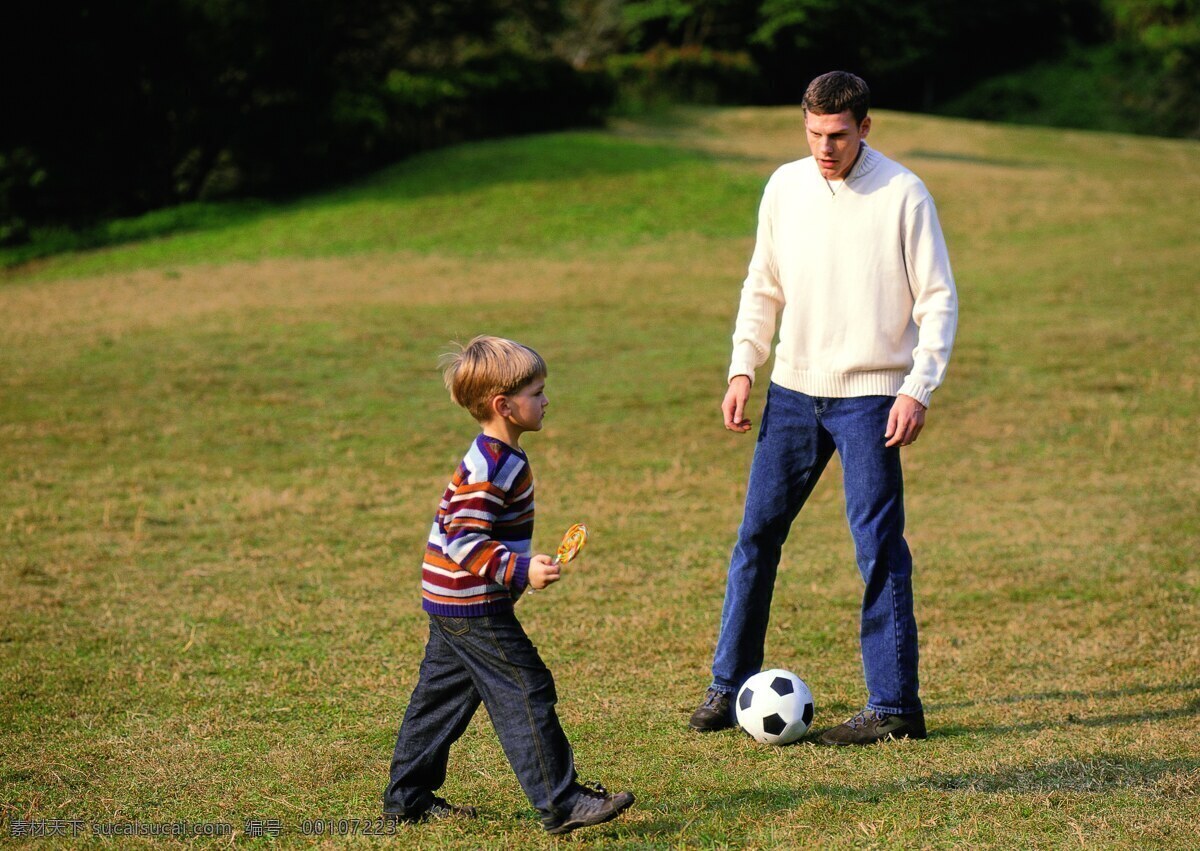 爸爸 父子 人物图库 日常生活 摄影图库 小孩 小男孩 足球 玩 玩足球的父子 父親 親子互動 矢量图