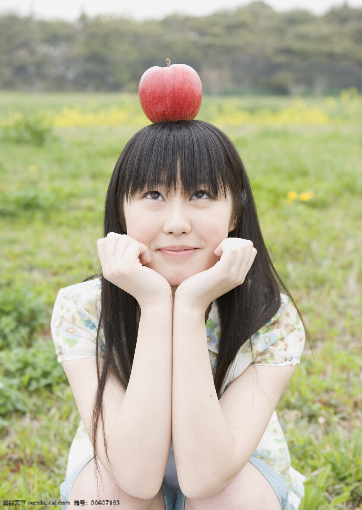 头顶 苹果 可爱 女孩 高中生 中学 青年 美女 女生 女同学 清纯 青春 开心 笑容 校园生活 学校素材 人物素材 高清图片 生活人物 人物图片