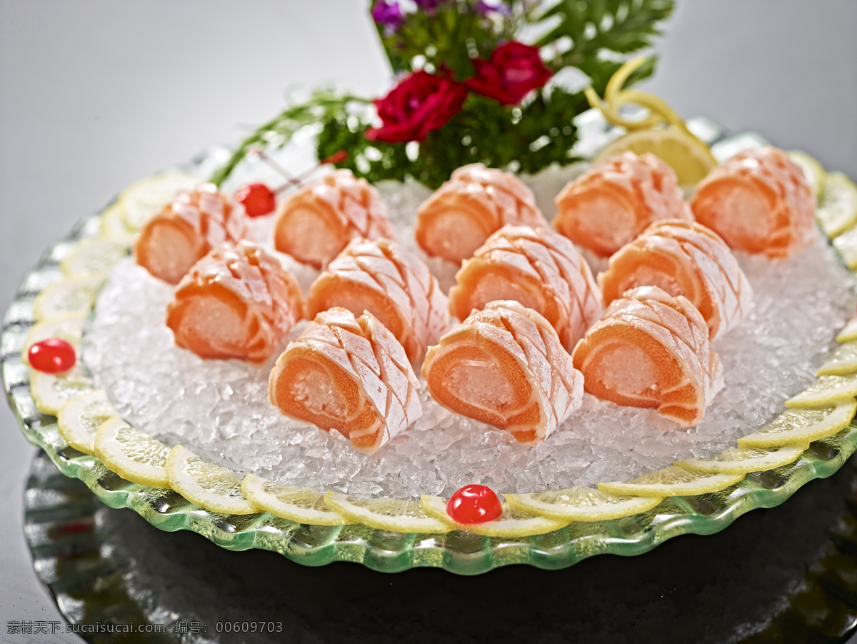 至尊 三文 鱼腩 刺身 三文鱼腩刺身 玻璃盘 冰块 绿叶 插花 餐饮美食 西餐美食