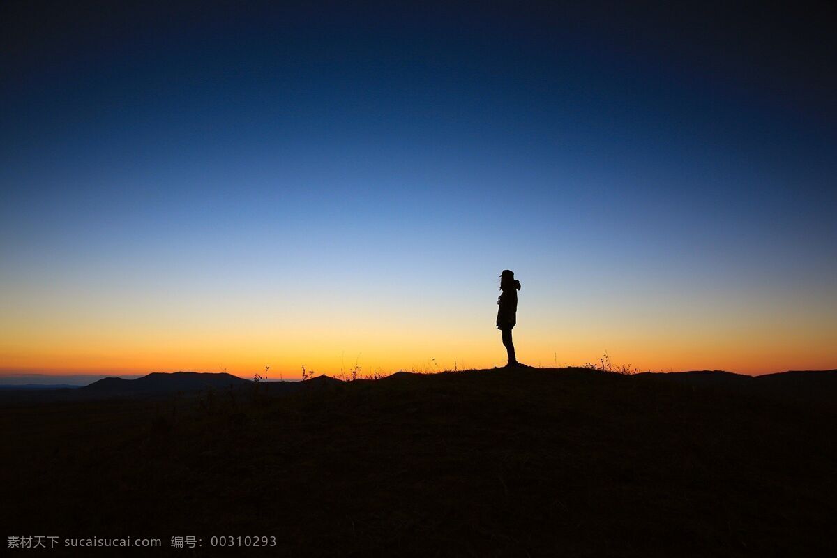 形单影只 孤独 寂寞 人物 背影 荒凉 雪山 草原 夕阳 落日 落寞 摄影图