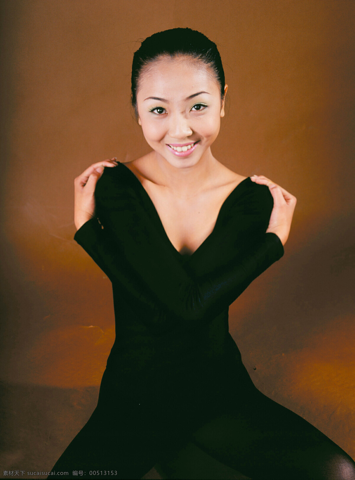 表演 动作 服饰 活力 靓女 女人 女子 飘逸 舞蹈人物 舞 舞动 舞者 舞姿 舞技 舞蹈丽人 美姿 青春 性感 曲线 黑色舞服 文化艺术 舞蹈音乐 摄影图库 psd源文件