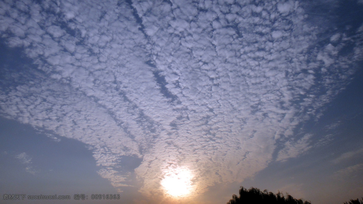 白云 灯 黄昏 蓝天 晚霞 夕阳 仰视 碧蓝天空 仰望忧郁 广阔 壮观 云朵 鳞状云 自然风景 自然景观 家居装饰素材 灯饰素材