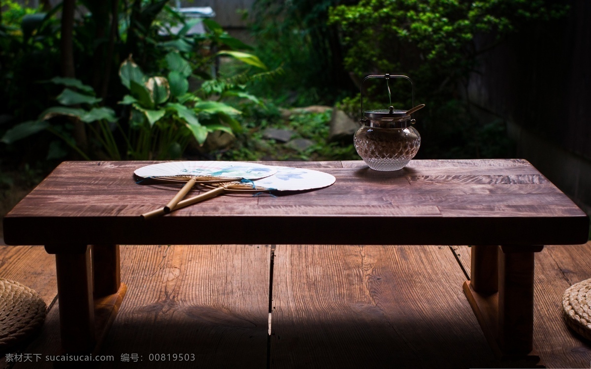 桌子 扇子 团扇 玻璃杯 玻璃壶 木质 实木 木桌 木地板 田园生活 庭院 绿植 植物 绿色 叶子 背景 安逸 静 生活百科 家居生活