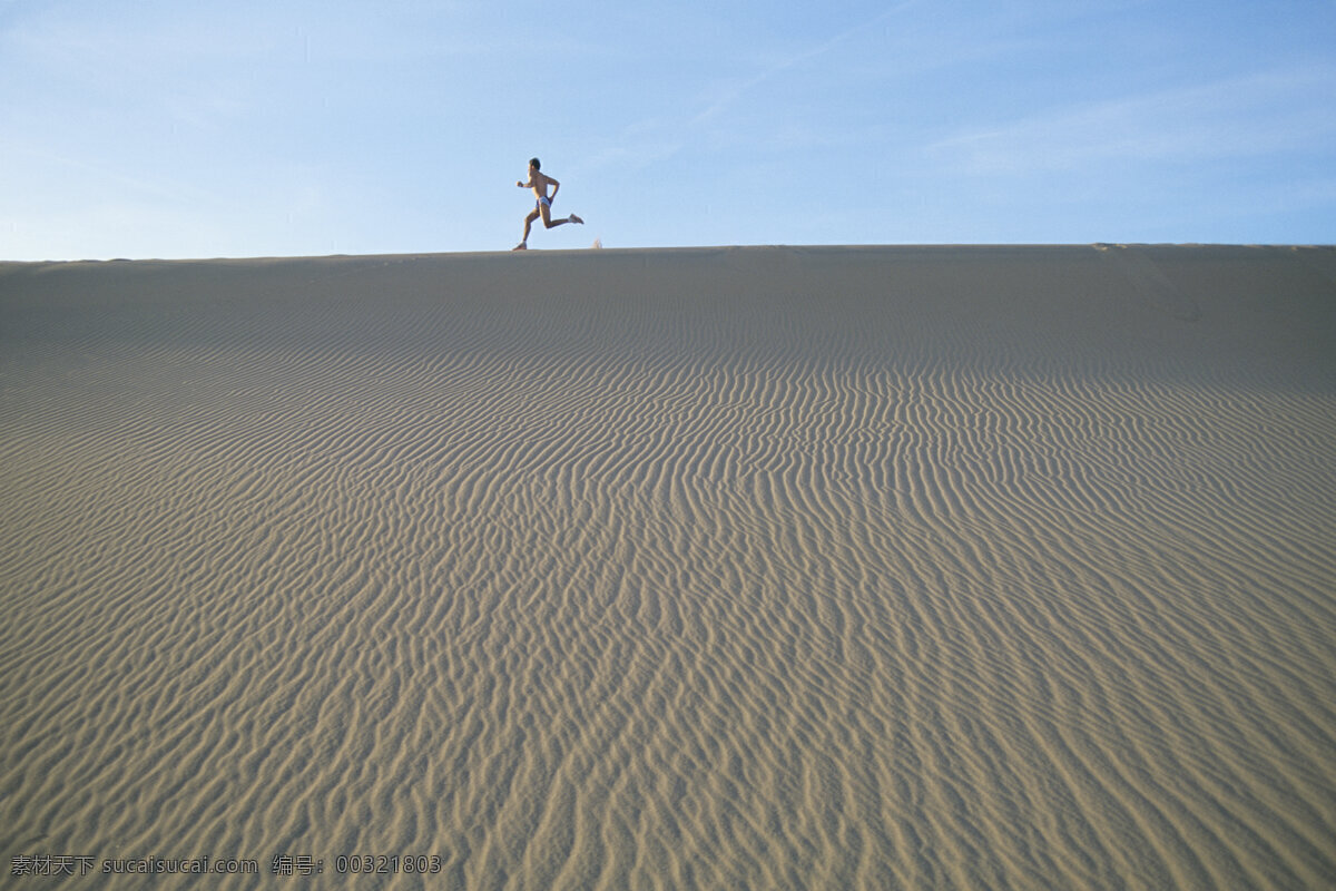 沙漠 上 跑步 人 运动员 运动 健身 锻炼 生活人物 人物图片