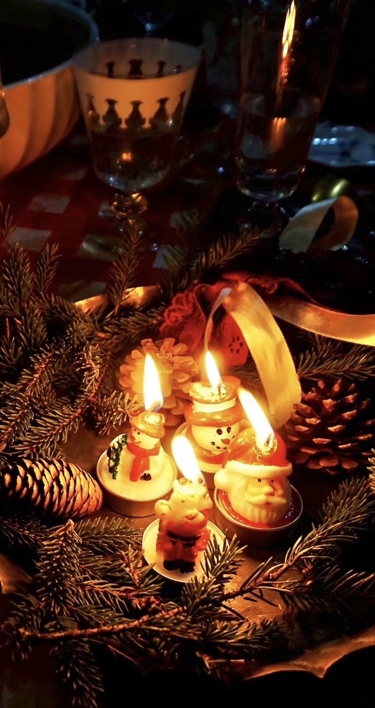 圣诞夜的蜡烛 圣诞 圣诞夜 圣诞节 蜡烛 雪人 烛光 温馨 祥和 圣诞老人 元素 礼物 节日 松树叶 松果 背景 插图 文化艺术 节日庆祝