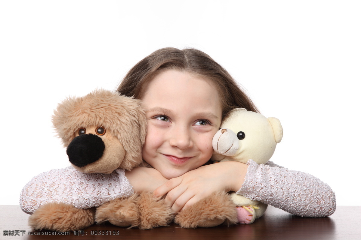抱 玩具 小女孩 外国儿童 孩子 小女生 可爱 开心笑容 布娃娃 玩具熊 玩偶 摄影图 高清图片 儿童图片 人物图片