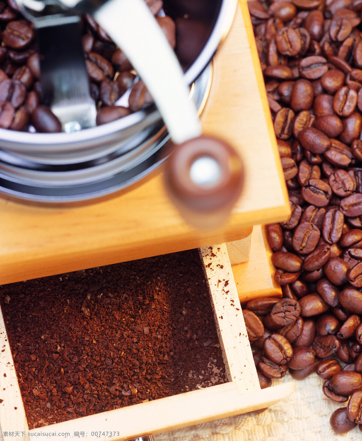 研磨机 咖啡豆 咖啡 咖啡机 颗粒 粉沫 抽屉 加工 特写 摄影图 高清图片 咖啡图片 餐饮美食