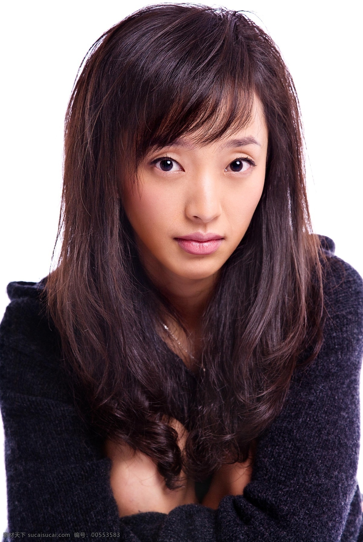 涂彦妮 妮妮 四川美女 影视演员 中央戏剧学院 气质女生 娱乐 休闲 穿 男生 衣服 拍照 不一样的自我 长发 项链 黑色羊毛衫 牛仔短裤 坐姿 性感 可爱 写真 明星偶像 人物图库