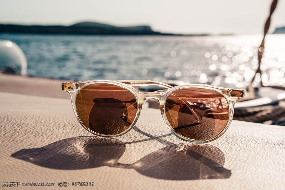太阳眼镜 拍照 照片 拍摄 壁纸 高清 特写 沙滩 海滩 海边 太阳 晒太阳 墨镜 太阳镜 眼镜 镜 防风镜 女款 男款 照片图片 生活百科 家居生活