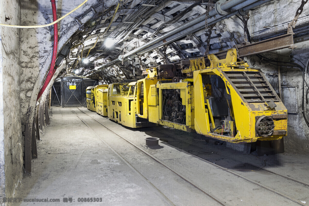 隧道 里 货车 矿井 煤矿 机器 加工 工业生产 运作 现代科技