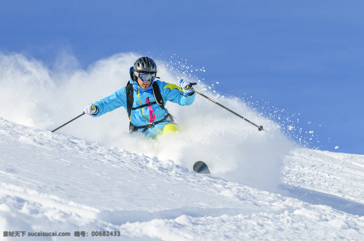 蓝色 服装 滑雪 人物 雪山 山峰 雪地 滑雪运动员 滑雪运动 体育运动 滑雪图片 生活百科