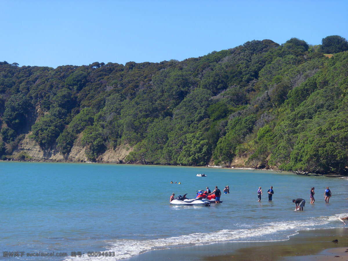 大海 度假 国外旅游 海浪 海水 海滩 蓝天 旅游摄影 新西兰 布丁 岛 风景图片 风景 山坡 绿树 游人 汽艇 休闲 风光 psd源文件