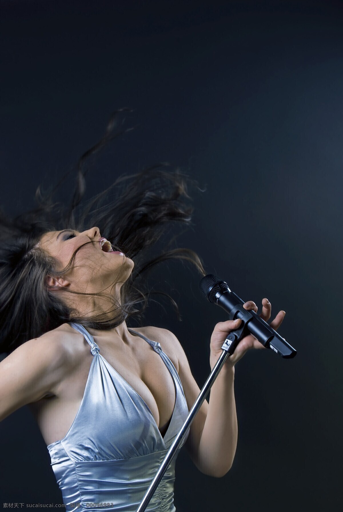 摇滚女歌手 麦克风 长发飘扬 写真 女性女人 人物图库