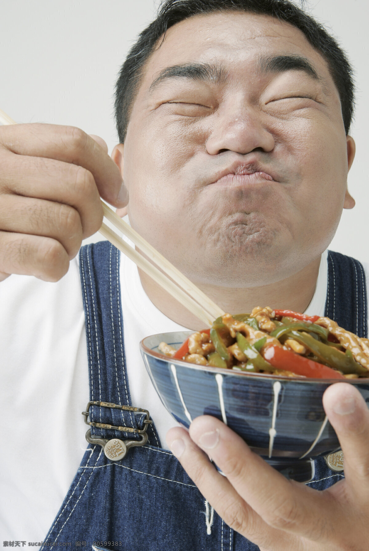 正在 吃 午饭 男人 食物 美味 可口 诱人 陶醉 高兴 夸张表情 饭碗 青椒肉丝 闭眼 生活人物 人物图片