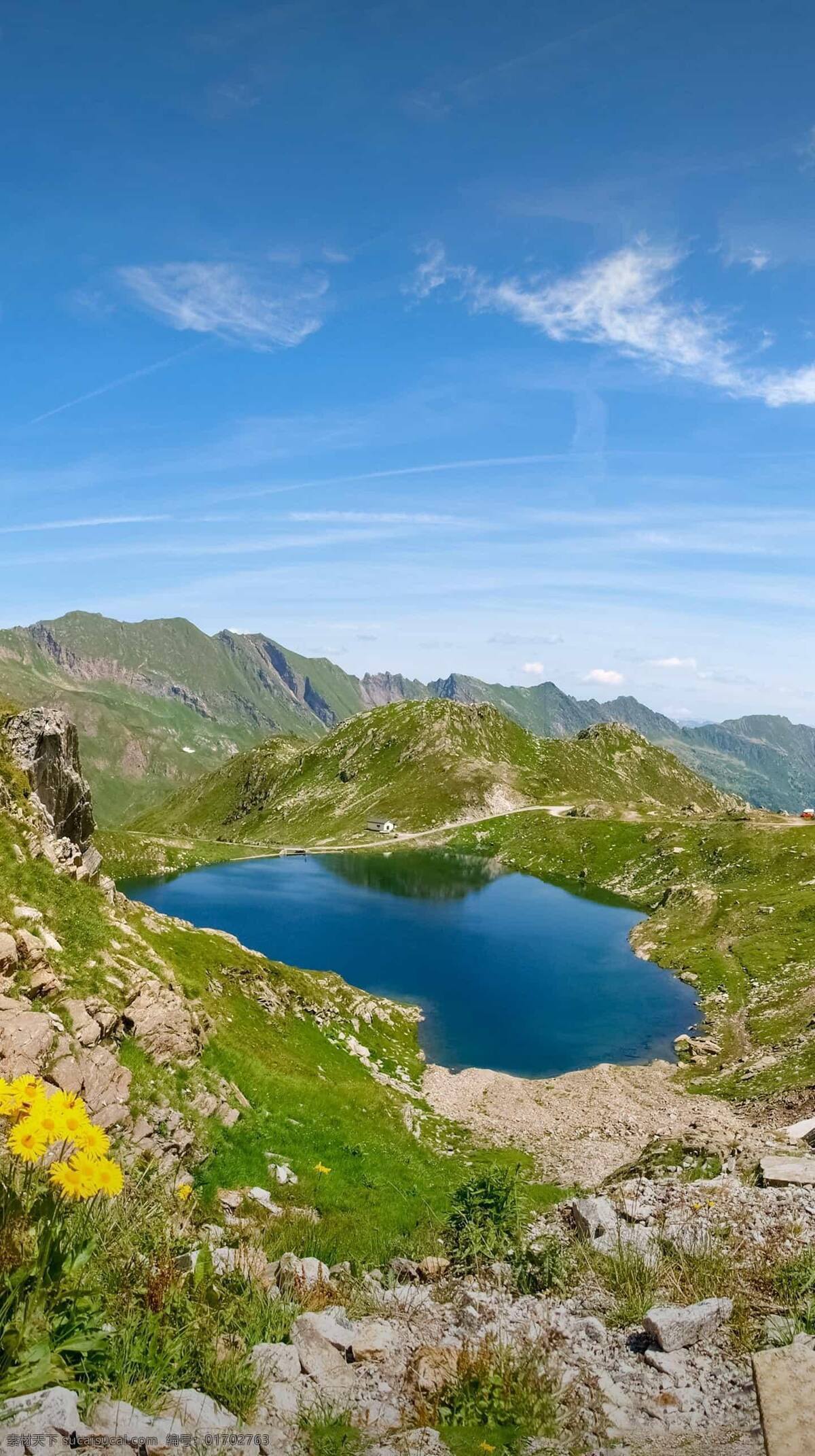 湖水 蓝色 山 高山 树 河水 草场 草地 天空 云朵 蓝天 绿色 白雪 风景 雪山 石头 房屋 小镇