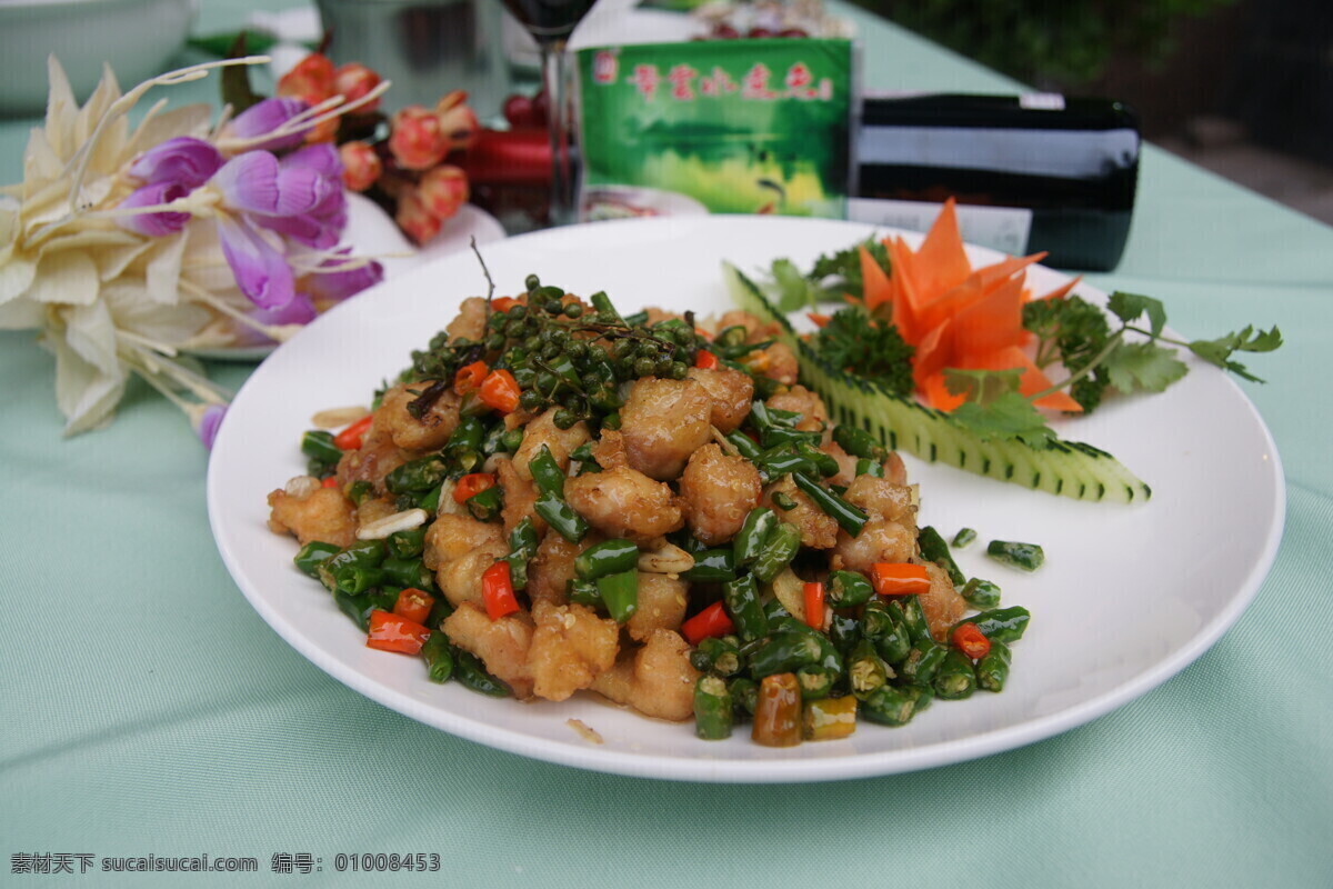 双椒肉丁 美食传奇 美食 热菜 装盘 摆花 猪肉 青椒 红椒 花椒 肉丁 黄瓜 红酒 传统美食 餐饮美食