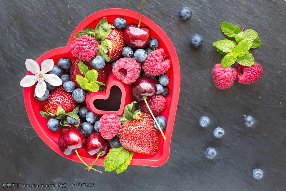 心形 盘 里 水果 心形盘 草莓 蓝莓 树莓 果实 果子 新鲜水果 水果背景 水果图片 餐饮美食