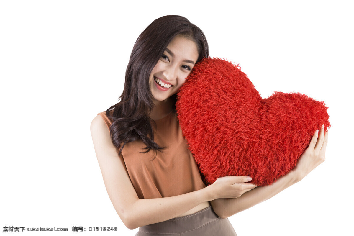 抱 爱心 抱枕 美女图片 时尚美女 美女模特 时尚女孩 桃心 红心 微笑的美女 爱心图片 生活百科