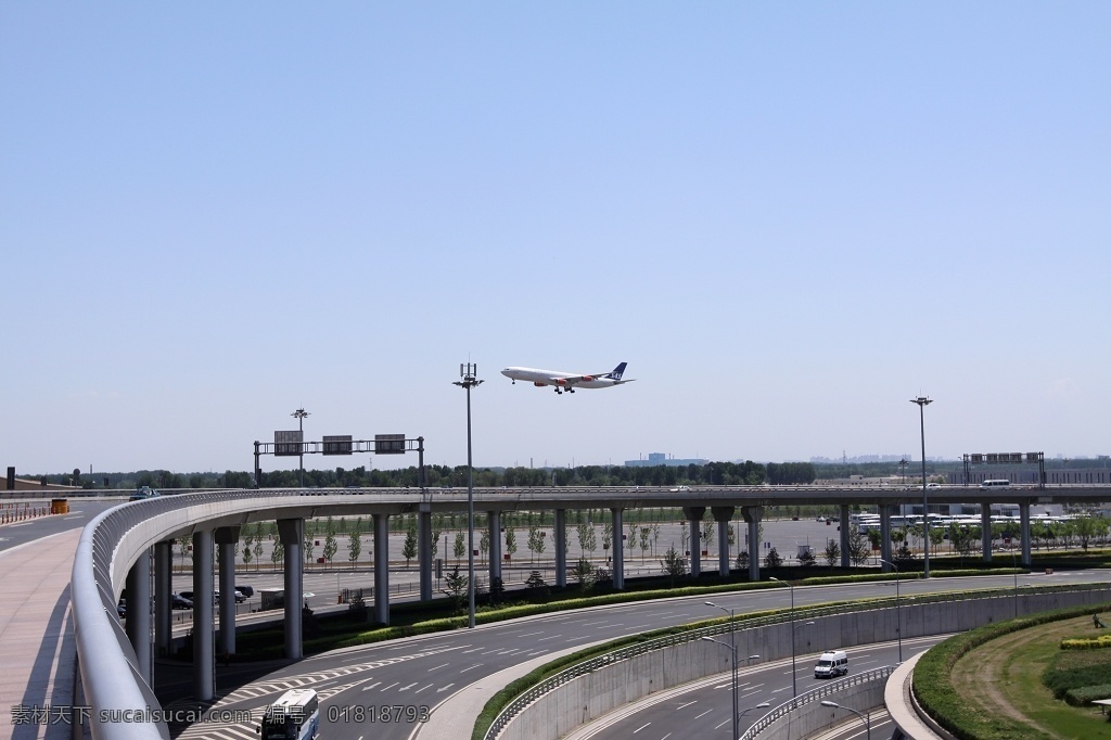 北京 三 号 航站楼 飞机 蓝天 机场高架路 机场高速路 机场高架灯 路标牌 旅游摄影 国内旅游 摄影图库