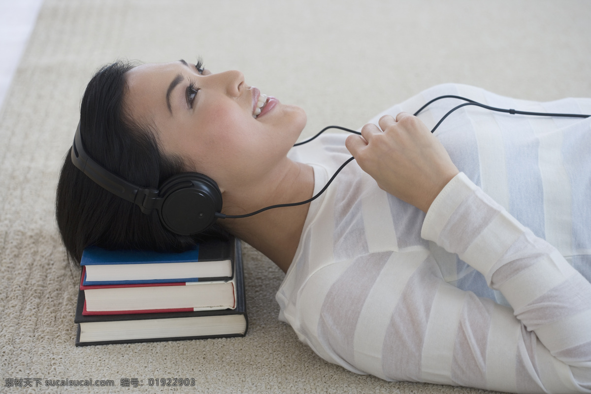 听 音乐 女生 女性 女人 时尚美女 美女模特 性感美女 开心笑容 女孩 听音乐 休闲娱乐 美女图片 人物图片