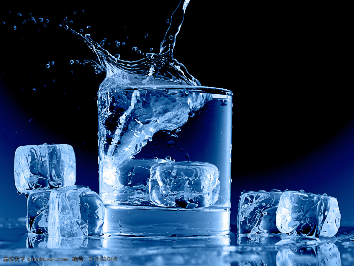 水晶 玻璃杯 冰块 高清 背景 底图 飞溅 蓝色 水滴 anmin