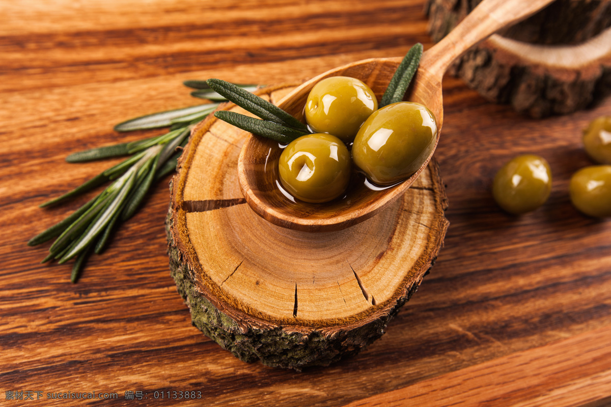 木桩 上 橄榄 树桩 橄榄果实 橄榄油 木勺 勺子 水果蔬菜 餐饮美食 食材原料