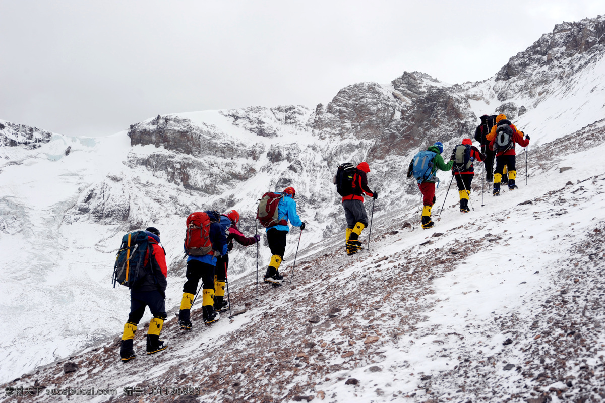 攀登雪山 雪山 高山 团队 爬山 壮丽 天空 挑战 极限 运动 各色人物 文化艺术 体育运动
