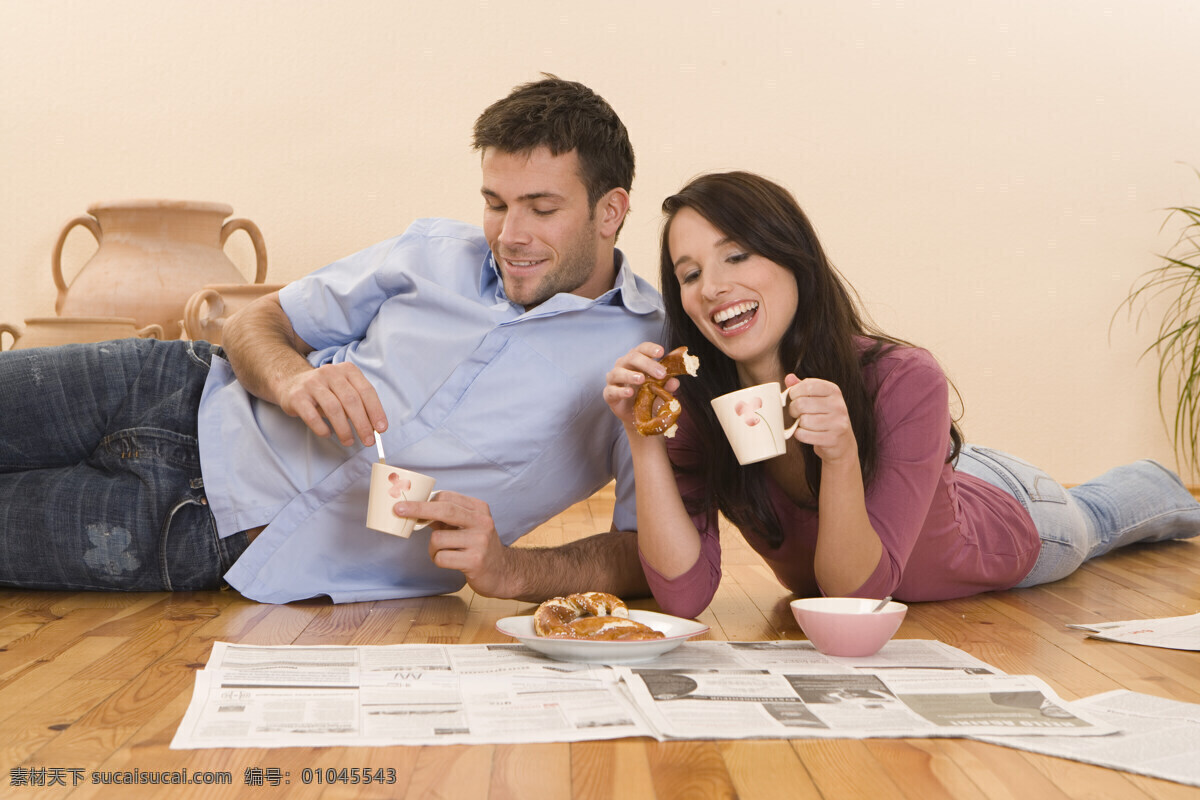 木地板 上 用餐 开心 情侣 休闲 生活 人物 女人 男人 外国女人 外国男人 趴着 吃面包 喝咖啡 开心笑容 聊天 夫妻 幸福 家庭 生活人物 人物图库 人物图片
