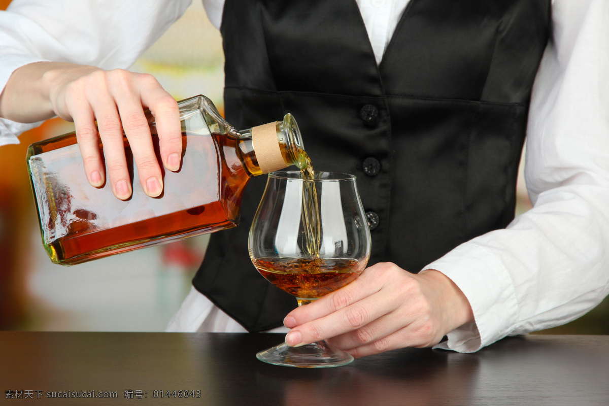 倒 酒 服务员 倒酒 酒瓶 酒杯 酒吧 酒吧招待员 调酒师 商务人士 人物图片