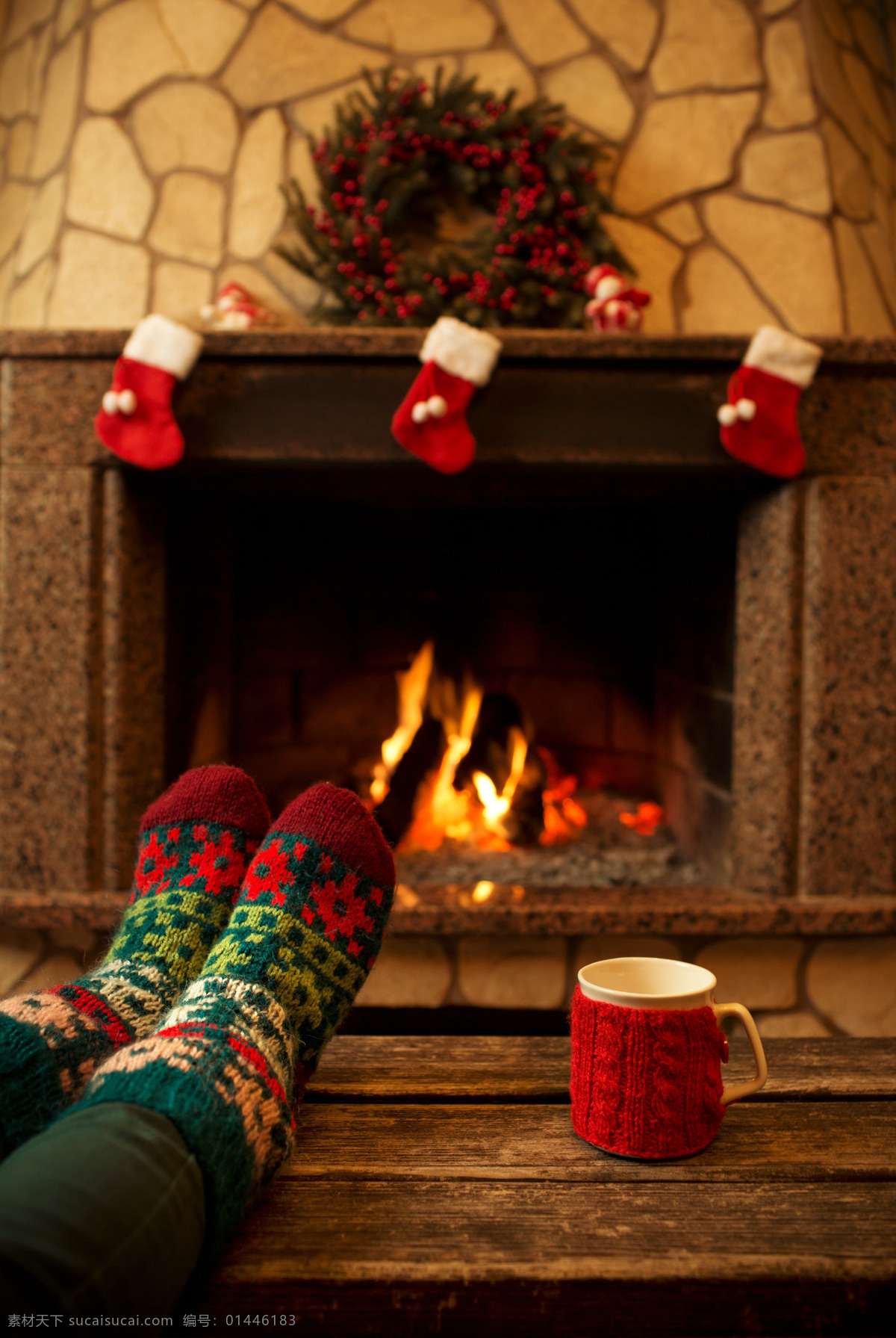 壁炉 旁 烤火 脚 圣诞花纹袜子 水杯 炉火 国外家庭 圣诞节 冬季 火焰图片 生活百科