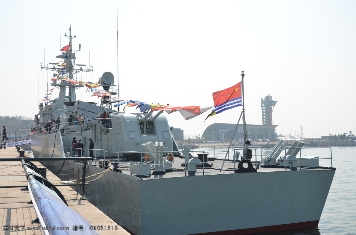 军舰 船只 芜湖舰 舵楼 海军 高炮 军旗 从舰尾拍 交通工具 现代科技