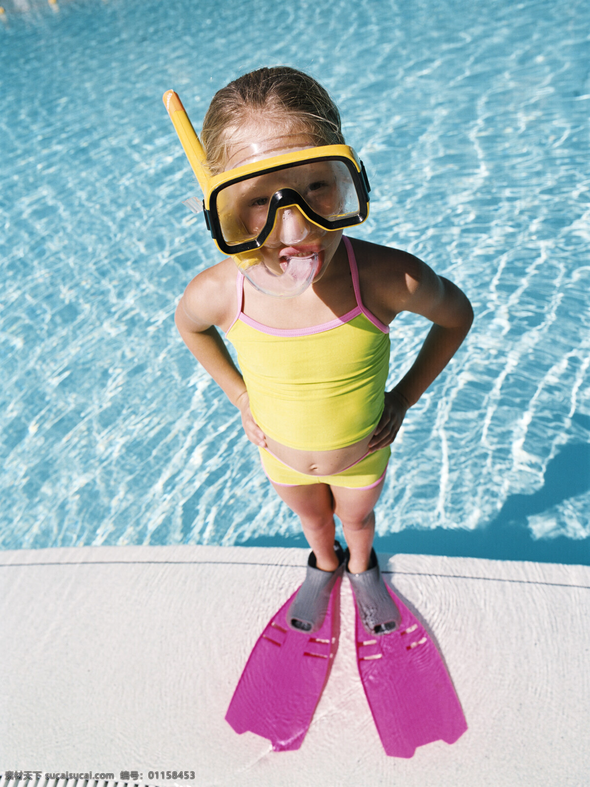 穿着 潜水服 小女孩 外国儿童 可爱 儿童 泳池 儿童幼儿 生活人物 人物图片